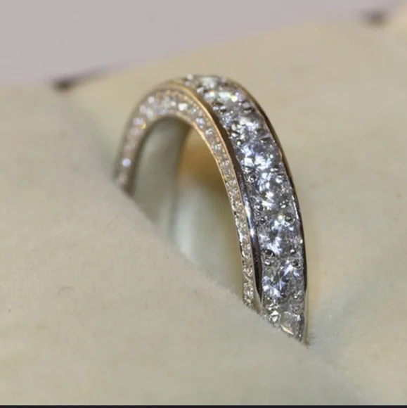 NEW Luxury 18k White Gold Diamond Wedding Band - Picture 4 of 9